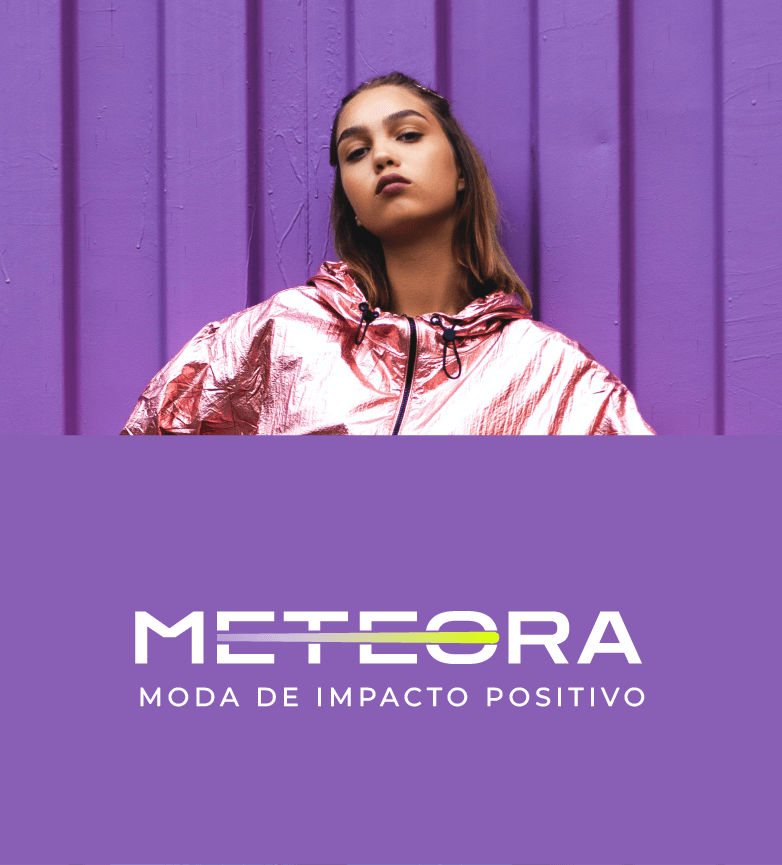 Modelo feminina vestindo blusa Meteora rosa, em fundo lilás