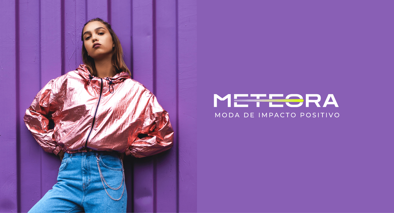 Modelo feminina vestindo blusa Meteora rosa, em fundo lilás